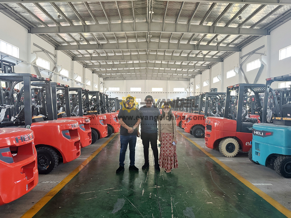 Ecuador Clients Visited ZOOMLION & XCMG & HELI Factory