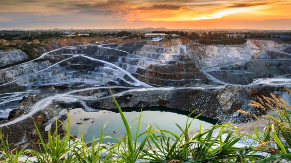 CUMMINS and KOMATSU Partner on Hybrid Power Systems for Mining Haul Trucks