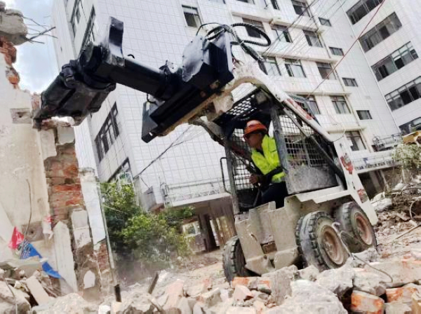 Skid Steer or Mini Excavator? A Practical Equipment Selection Guide